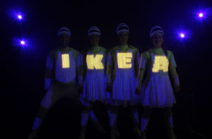 Pixel Video Suits mit Logo Darstellung Berl