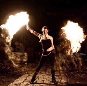 Walking Act mit Feuer Performance und Feuerkunst