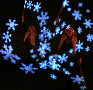 Schneeflocken im Licht mit Weihnachtsstimmung und Weihnachtsshow