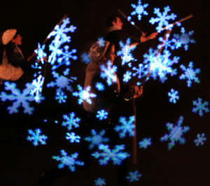 spektakuläre Weihnachtsshow mit Schneeflocken im Licht geschrieben
