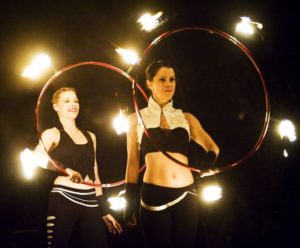 Feeding the Fish Logo Darstellung und Logo Show mit Feuer