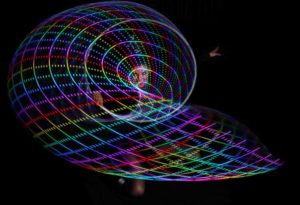 Branding Lichtshow mit LED Hula Hoop Reifen und Pixel-Poi Logo Darstellung