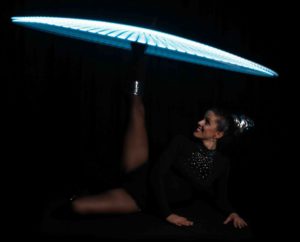 Artistische Hula Hoop Show mit Licht